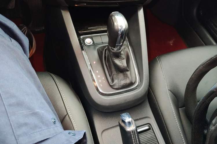 Used Volkswagen Sagitar 2018 1.6L Automatic Comfort Model Gear Lever