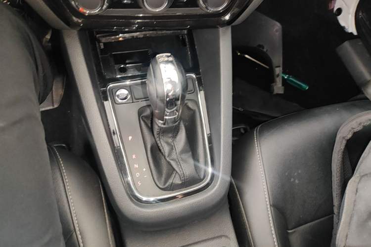 Used Volkswagen Sagitar 2018 280TSI DSG Comfort Model Gear Lever