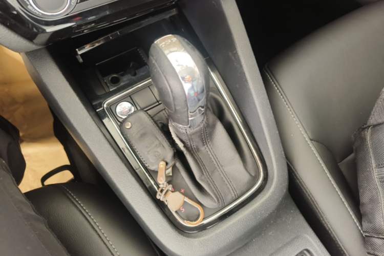 Used Volkswagen Sagitar 2018 280TSI DSG Ignite Edition Gear Lever