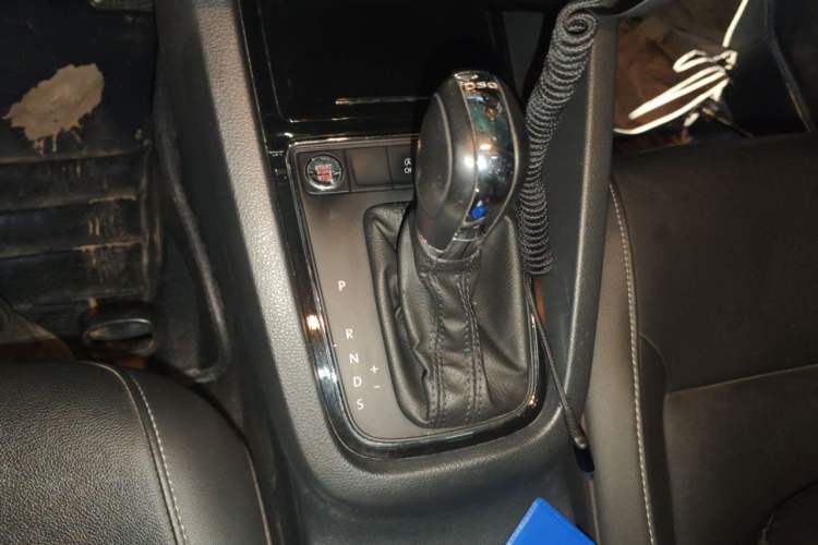 Used Volkswagen Sagitar 2018 280TSI DSG Ignite Edition Gear Lever