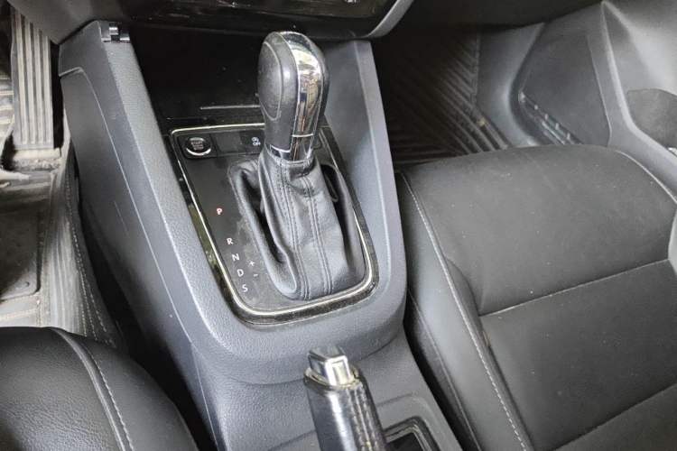 Used Volkswagen Sagitar 2018 180TSI DSG Prestige Edition Gear Lever