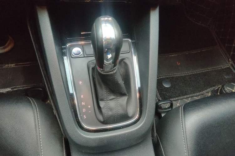 Used Volkswagen Sagitar 2018 280TSI DSG Ignite Edition Gear Lever