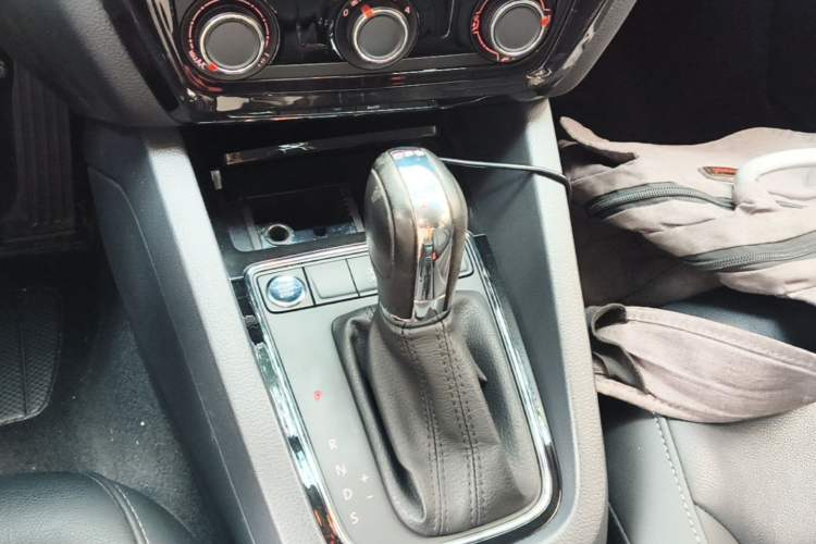 Used Volkswagen Sagitar 2018 280TSI DSG Comfort Model Gear Lever
