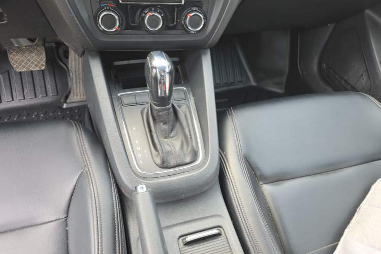 Used Volkswagen Sagitar 2018 1.6L Automatic Fashion Model Gear Lever