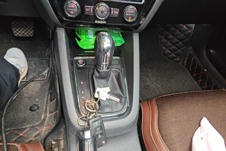 Used Volkswagen Sagitar 2018 280TSI DSG Luxury Model Gear Lever