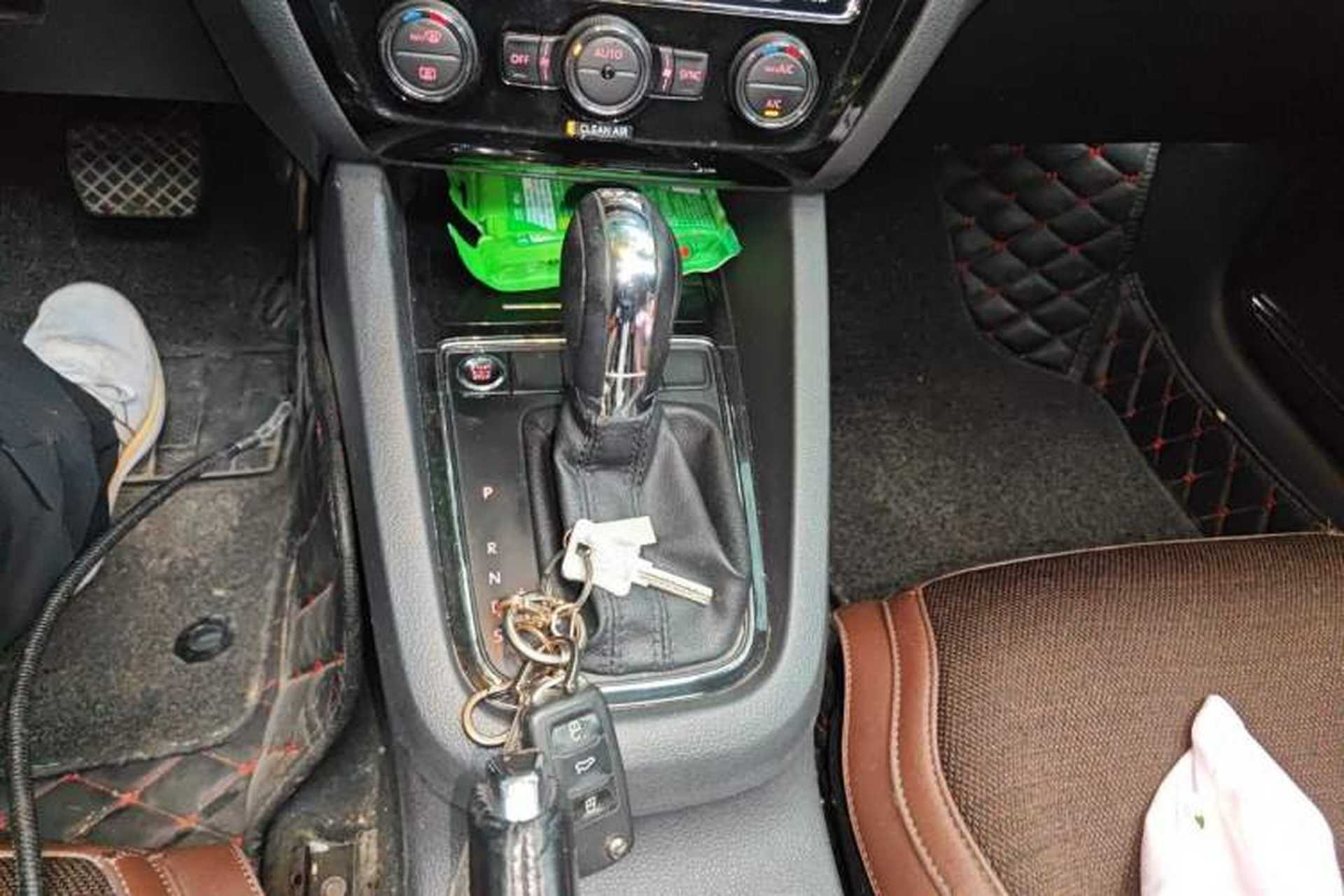 Used Volkswagen Sagitar 2018 280TSI DSG Luxury Model Gear Lever