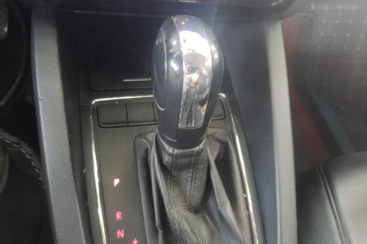 Used Volkswagen Sagitar 2018 1.6L Automatic Fashion Model Gear Lever