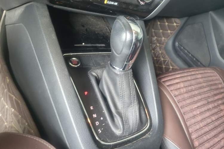 Used Volkswagen Sagitar 2018 1.6L Automatic Comfort Model Gear Lever