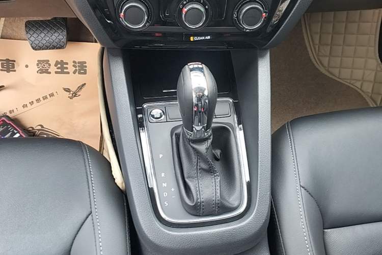 Used Volkswagen Sagitar 2018 280TSI DSG Comfort Model Gear Lever