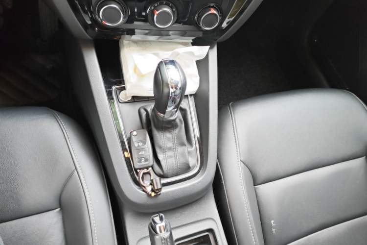 Used Volkswagen Sagitar 2018 1.6L Automatic Comfort Model Gear Lever