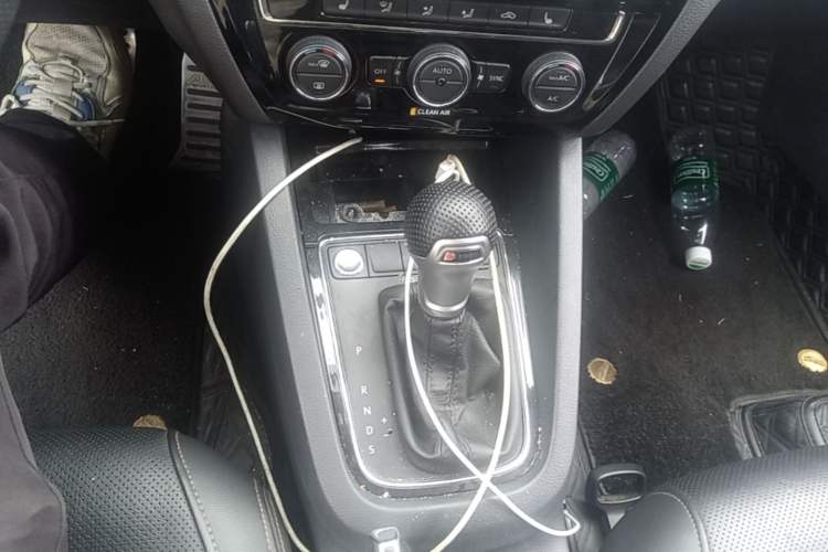 Used Volkswagen Sagitar 2018 280TSI DSG Luxury Model Gear Lever