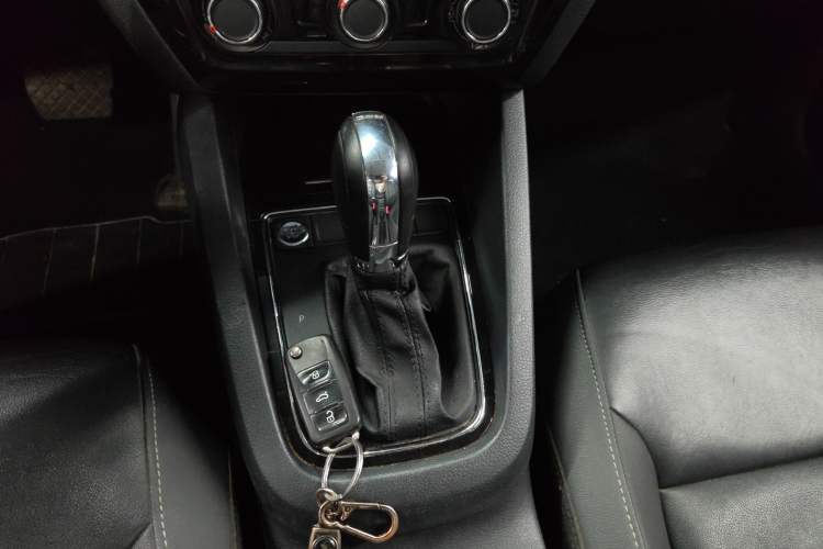 Used Volkswagen Sagitar 2018 280TSI DSG Ignite Edition Gear Lever