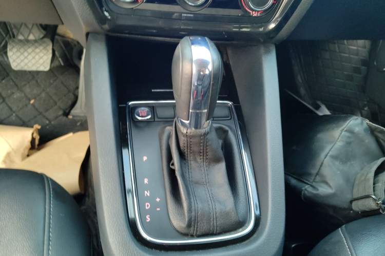 Used Volkswagen Sagitar 2018 280TSI DSG Ignite Edition Gear Lever