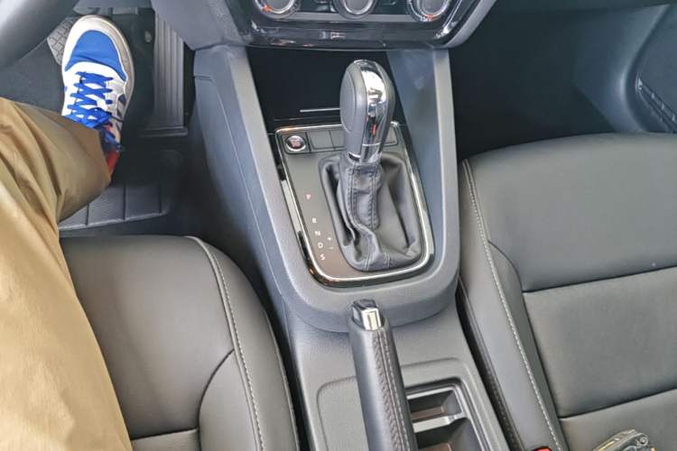 Used Volkswagen Sagitar 2018 1.6L Automatic Comfort Model Gear Lever