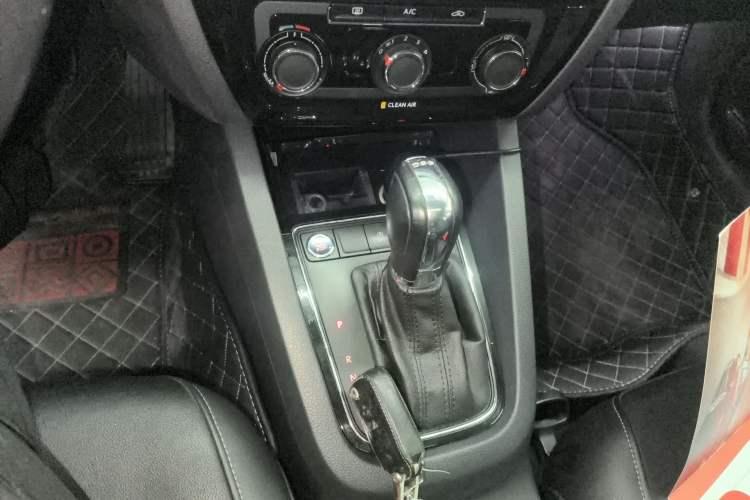 Used Volkswagen Sagitar 2018 280TSI DSG Ignite Edition Gear Lever