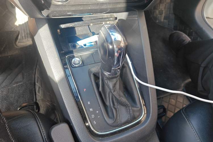 Used Volkswagen Sagitar 2018 1.6L Automatic Comfort Model Gear Lever