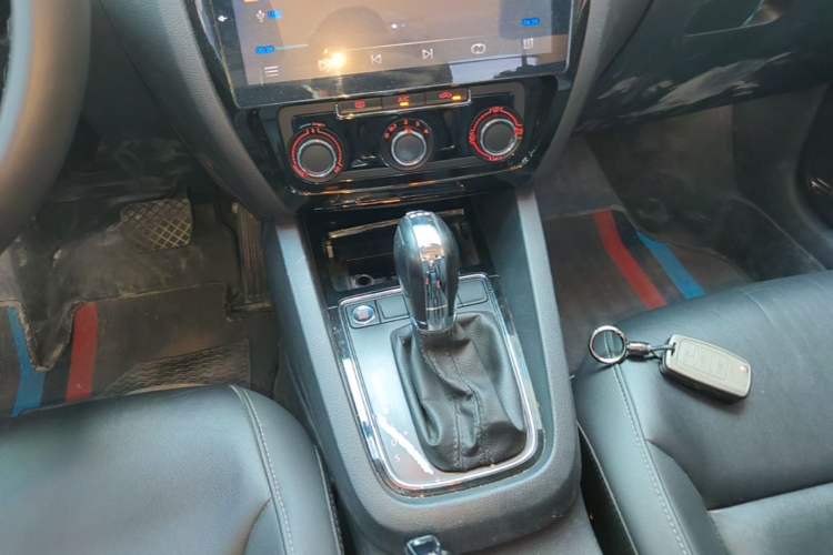 Used Volkswagen Sagitar 2018 280TSI DSG Ignite Edition Gear Lever