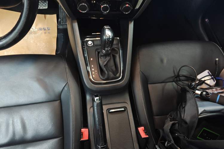 Used Volkswagen Sagitar 2018 280TSI DSG Ignite Edition Gear Lever
