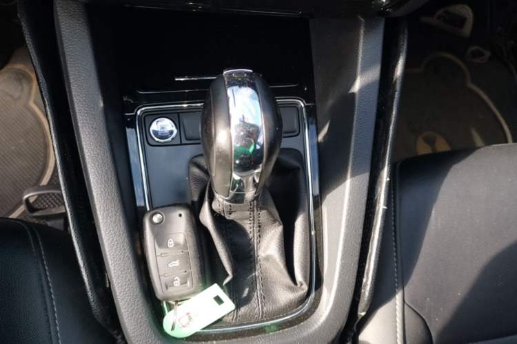 Used Volkswagen Sagitar 2018 1.6L Automatic Comfort Model Gear Lever