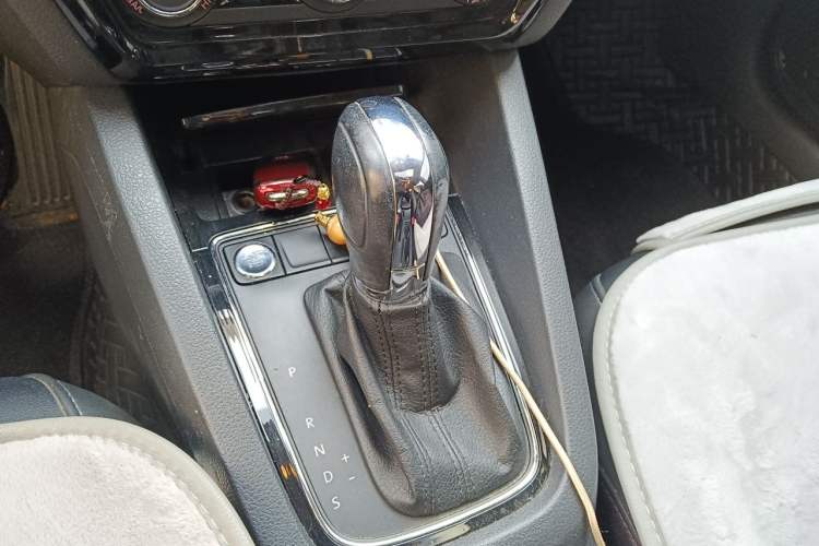 Used Volkswagen Sagitar 2018 1.6L Automatic Comfort Model Gear Lever