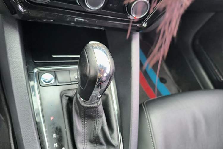 Used Volkswagen Sagitar 2018 1.6L Automatic Comfort Model Gear Lever