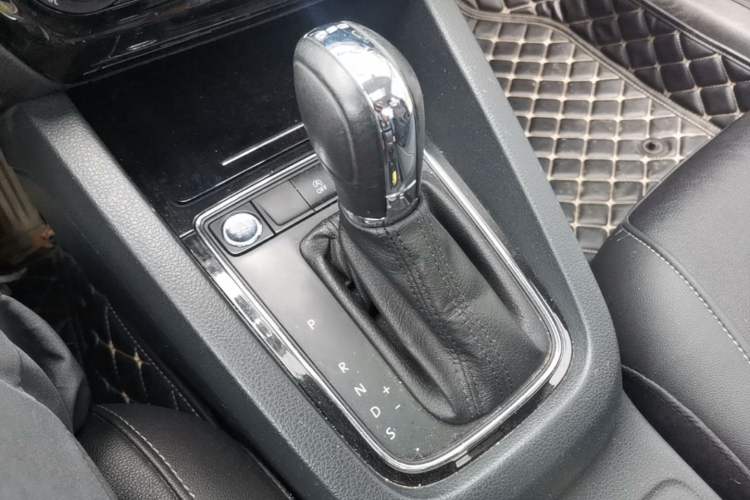 Used Volkswagen Sagitar 2018 280TSI DSG Ignite Edition Gear Lever