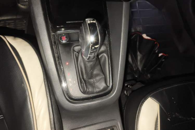 Used Volkswagen Sagitar 2018 280TSI DSG Comfort Model Gear Lever