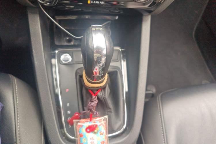 Used Volkswagen Sagitar 2018 280TSI DSG Ignite Edition Gear Lever