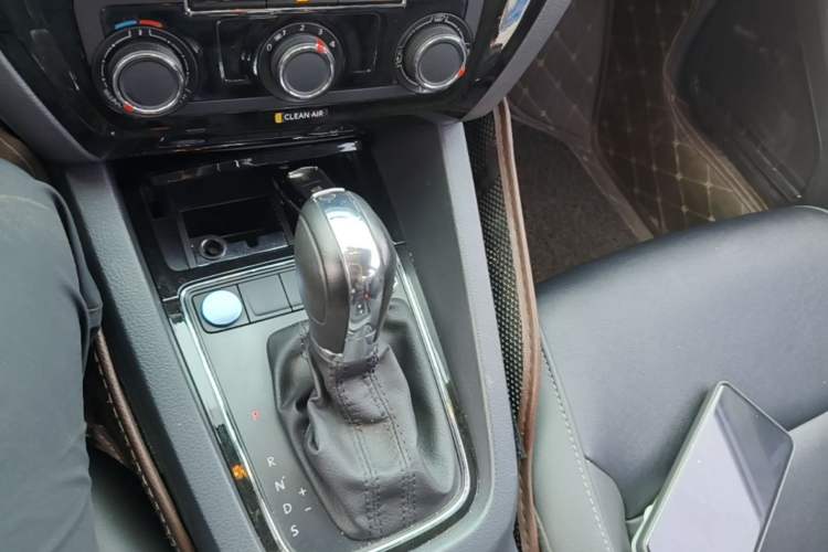 Used Volkswagen Sagitar 2018 1.6L Automatic Comfort Model Gear Lever