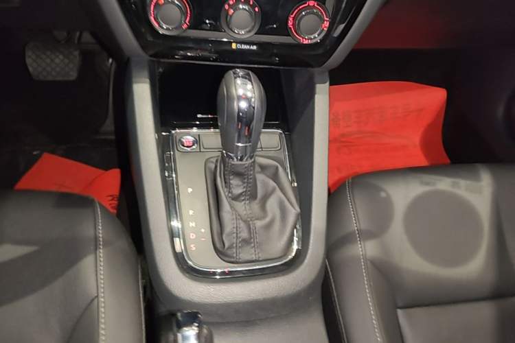 Used Volkswagen Sagitar 2018 1.6L Automatic Comfort Model Gear Lever