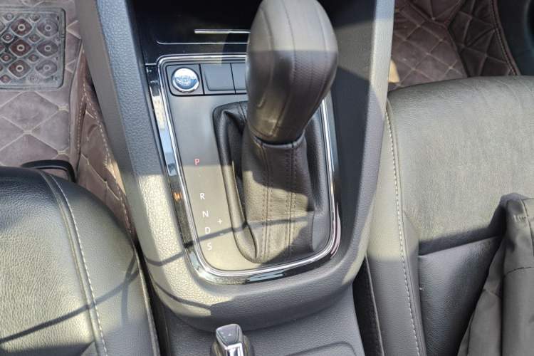 Used Volkswagen Sagitar 2018 1.6L Automatic Comfort Model Gear Lever