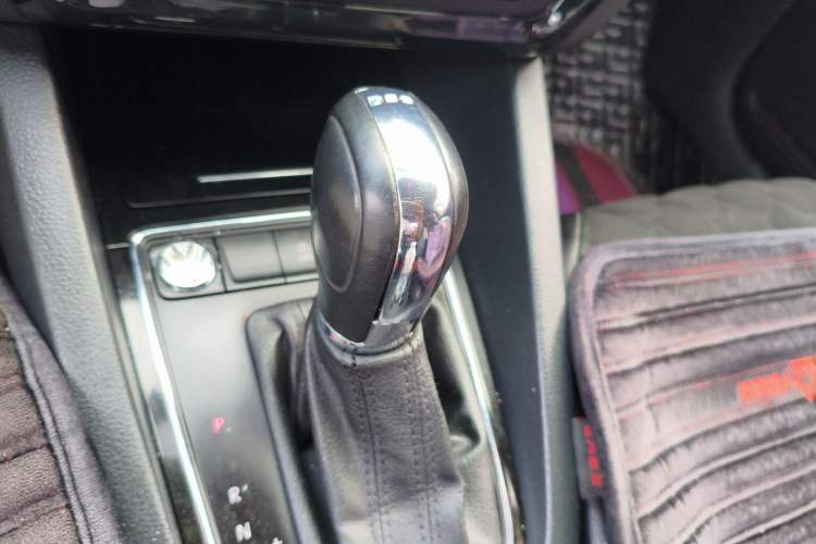 Used Volkswagen Sagitar 2018 280TSI DSG Ignite Edition Gear Lever