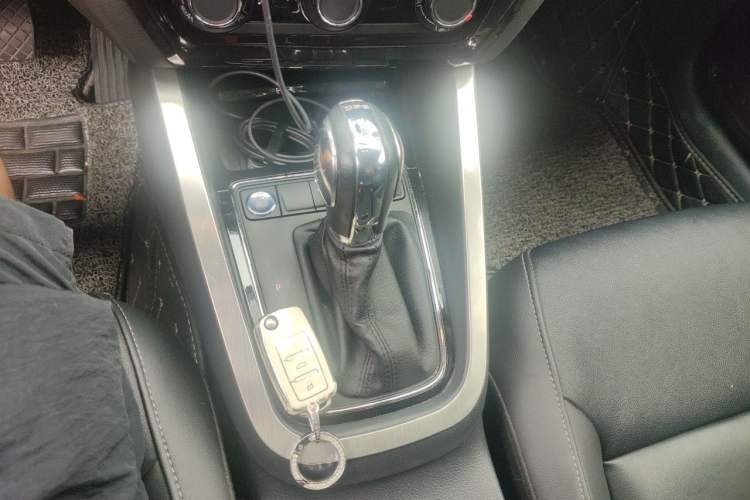 Used Volkswagen Sagitar 2018 280TSI DSG Comfort Model Gear Lever