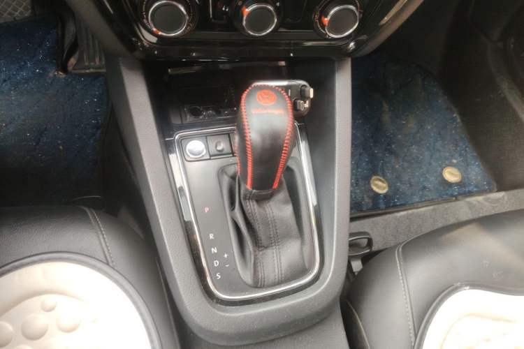 Used Volkswagen Sagitar 2018 280TSI DSG Ignite Edition Gear Lever