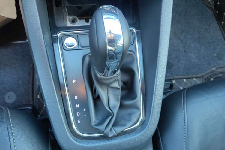 Used Volkswagen Sagitar 2018 1.6L Automatic Comfort Model Gear Lever