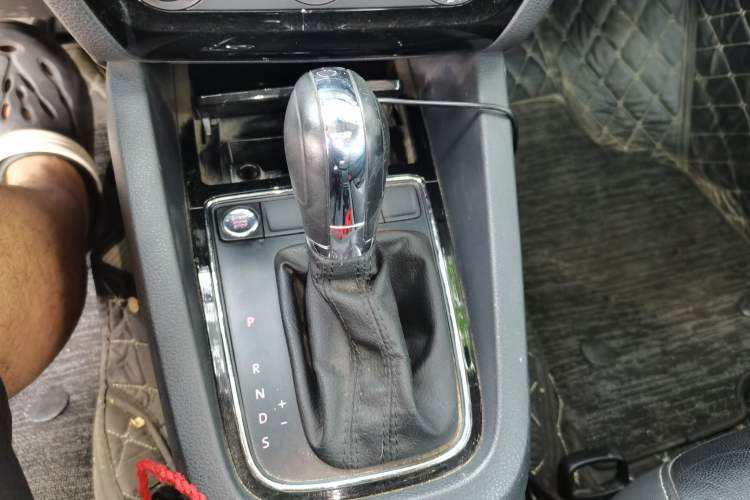 Used Volkswagen Sagitar 2018 1.6L Automatic Comfort Model Gear Lever