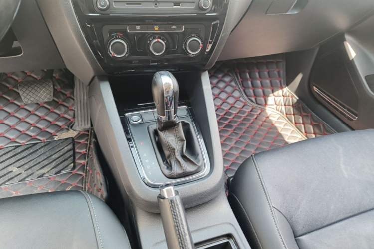 Used Volkswagen Sagitar 2018 1.6L Automatic Comfort Model Gear Lever