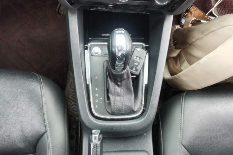 Used Volkswagen Sagitar 2018 280TSI DSG Ignite Edition Gear Lever