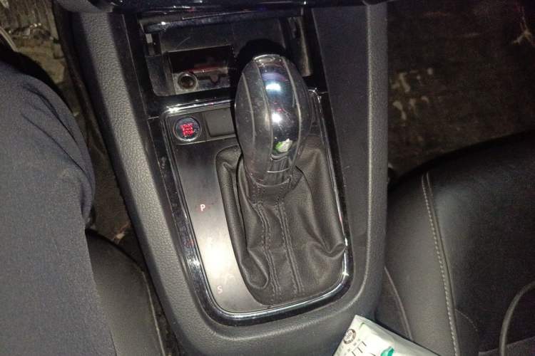 Used Volkswagen Sagitar 2018 1.6L Automatic Comfort Model Gear Lever