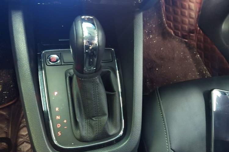 Used Volkswagen Sagitar 2018 280TSI DSG Ignite Edition Gear Lever