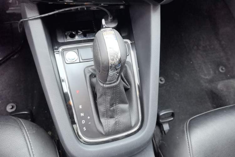 Used Volkswagen Sagitar 2018 280TSI DSG Ignite Edition Gear Lever