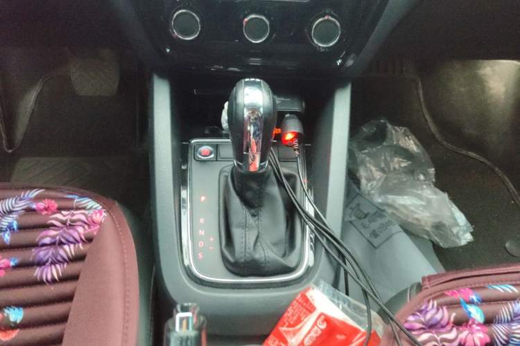 Used Volkswagen Sagitar 2018 280TSI DSG Ignite Edition Gear Lever