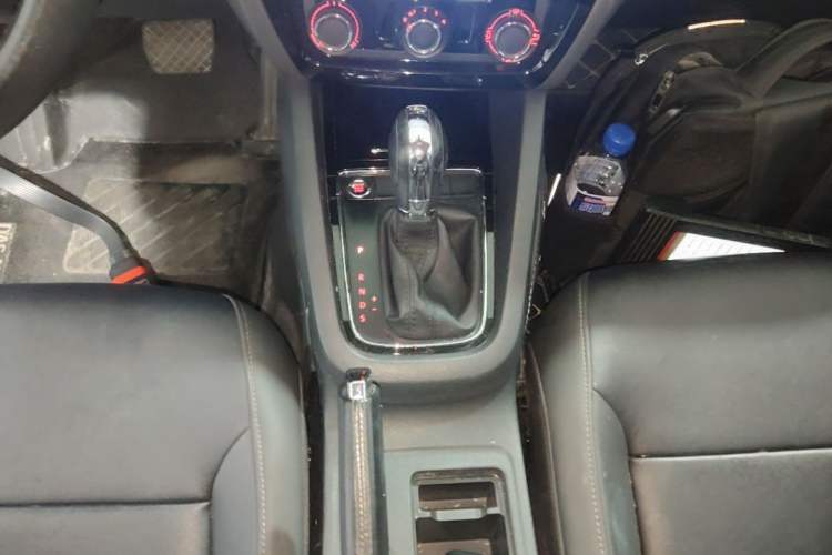 Used Volkswagen Sagitar 2018 1.6L Automatic Comfort Model Gear Lever