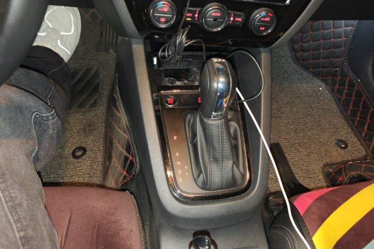 Used Volkswagen Sagitar 2018 280TSI DSG Luxury Model Gear Lever