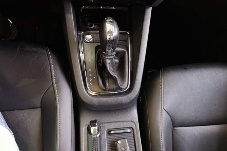 Used Volkswagen Sagitar 2018 280TSI DSG Comfort Model Gear Lever