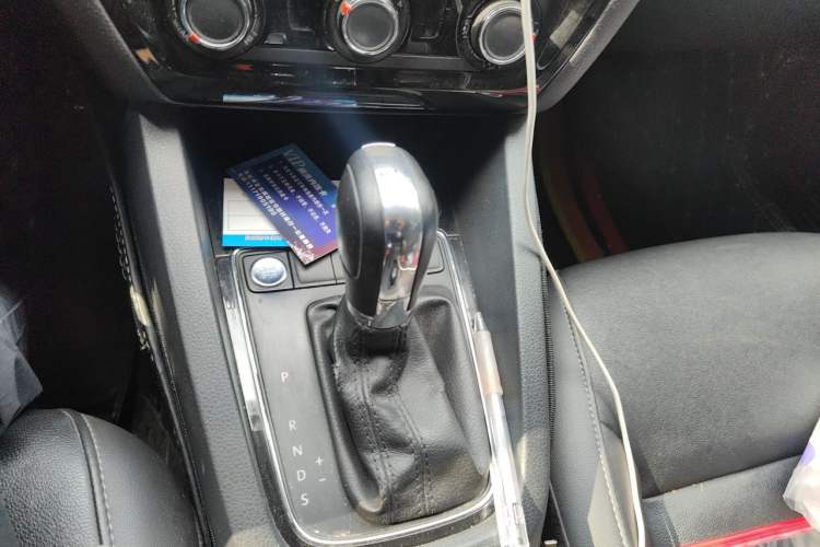 Used Volkswagen Sagitar 2018 1.6L Automatic Comfort Model Gear Lever