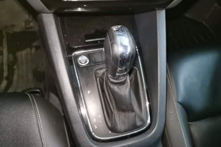 Used Volkswagen Sagitar 2018 1.6L Automatic Comfort Model Gear Lever