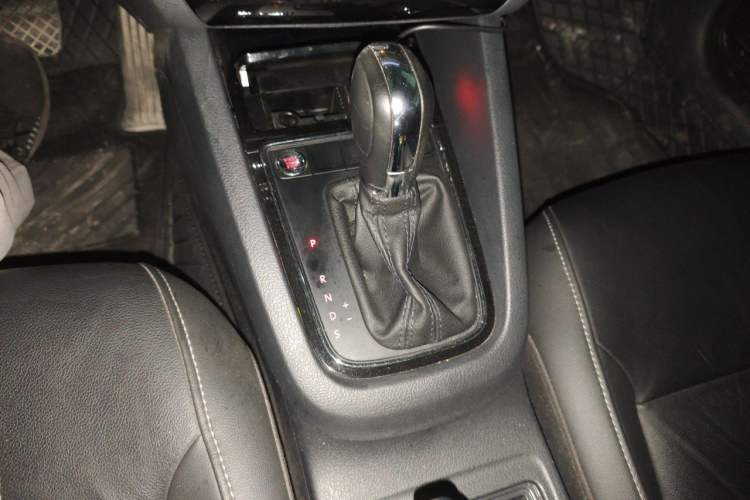 Used Volkswagen Sagitar 2018 1.6L Automatic Comfort Model Gear Lever