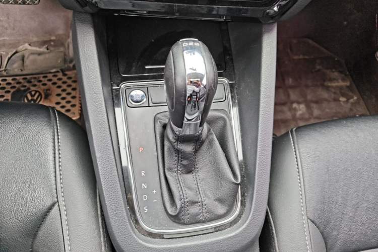 Used Volkswagen Sagitar 2018 280TSI DSG Comfort Model Gear Lever