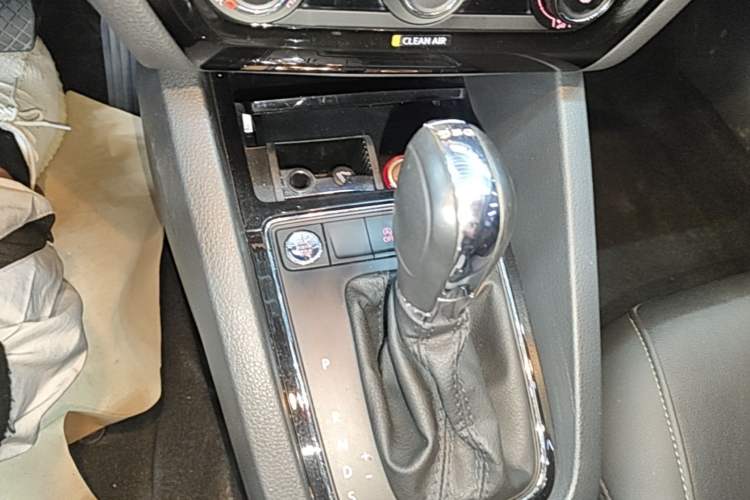 Used Volkswagen Sagitar 2018 180TSI DSG Prestige Edition Gear Lever